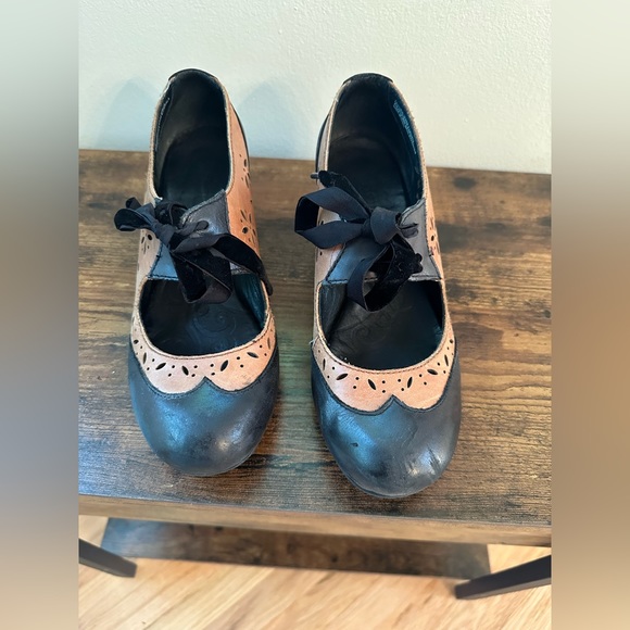 Børn brown Mary Janes with cut out and front tie. Size 8. - Picture 2 of 7